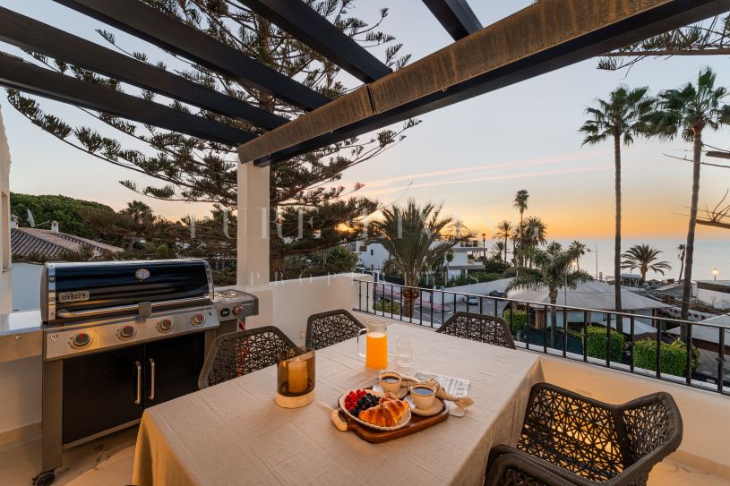 Distinguished three-bedroom, two-bathroom duplex penthouse in the prestigious Castiglione community of San Pedro de Alcántara