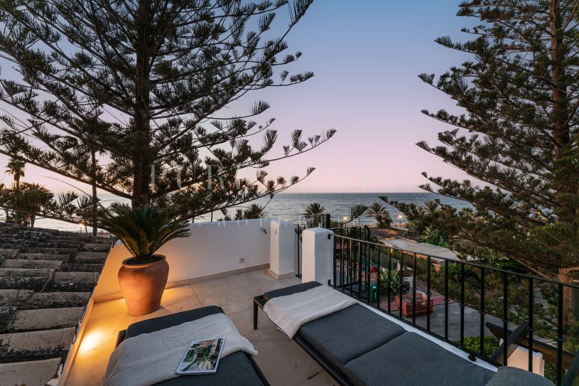 Distinguished three-bedroom, two-bathroom duplex penthouse in the prestigious Castiglione community of San Pedro de Alcántara