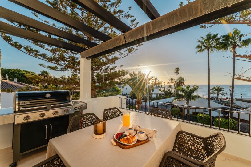 Distinguished three-bedroom, two-bathroom duplex penthouse in the prestigious Castiglione community of San Pedro de Alcántara