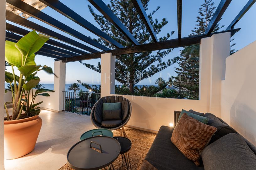 Distinguished three-bedroom, two-bathroom duplex penthouse in the prestigious Castiglione community of San Pedro de Alcántara