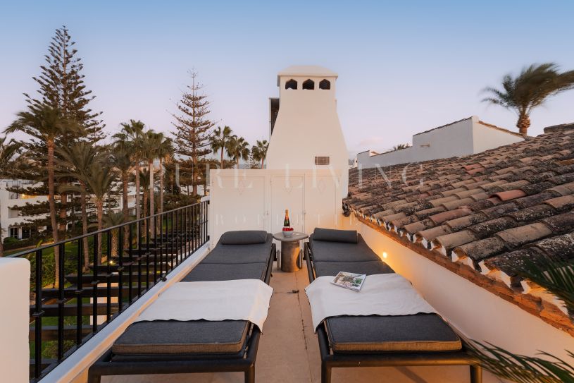 Distinguished three-bedroom, two-bathroom duplex penthouse in the prestigious Castiglione community of San Pedro de Alcántara