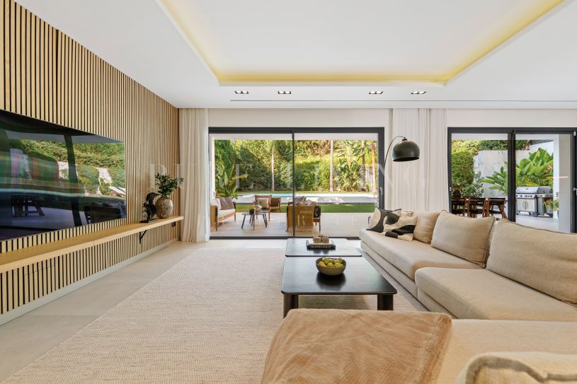 Residencia Contemporánea con Solárium Panorámico en Nueva Andalucía