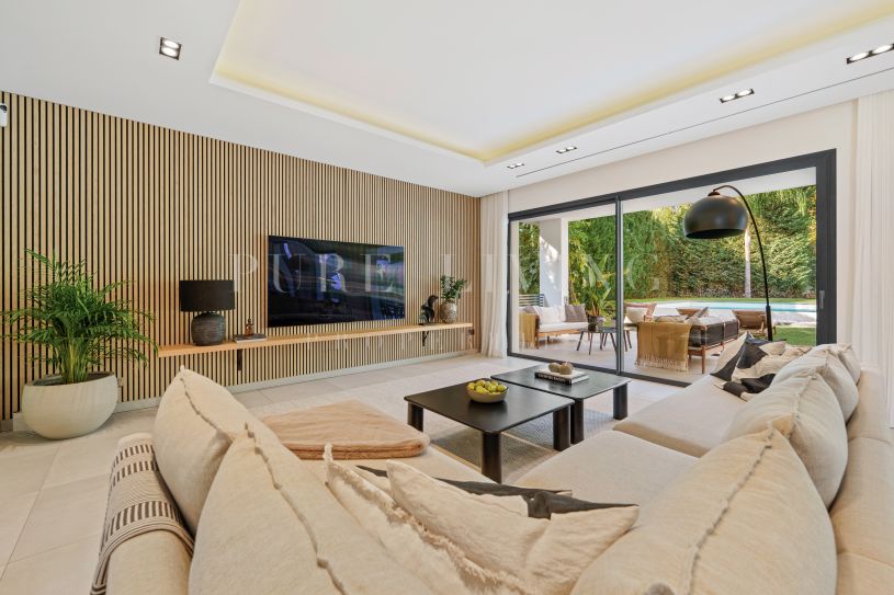 Residencia Contemporánea con Solárium Panorámico en Nueva Andalucía