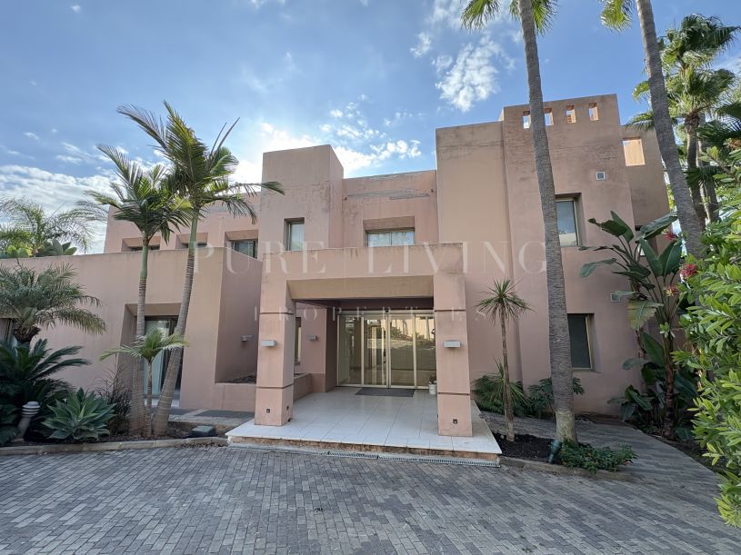 Mansion Club Service Center – Elegant Four-Storey Building in the Exclusive Mansion Club Enclave