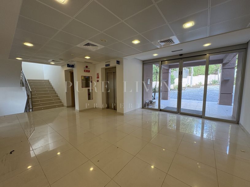 Mansion Club Service Center – Elegant Four-Storey Building in the Exclusive Mansion Club Enclave