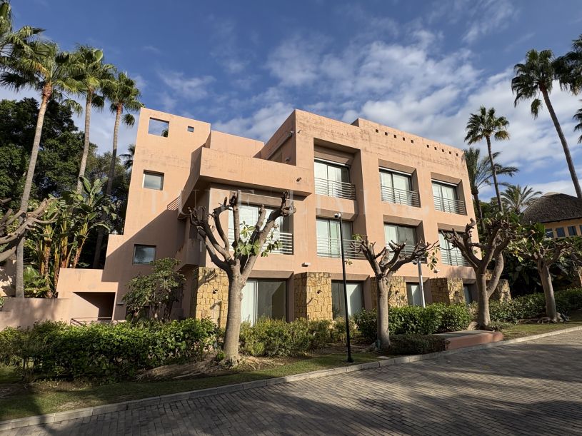 Mansion Club Service Center – Elegant Four-Storey Building in the Exclusive Mansion Club Enclave