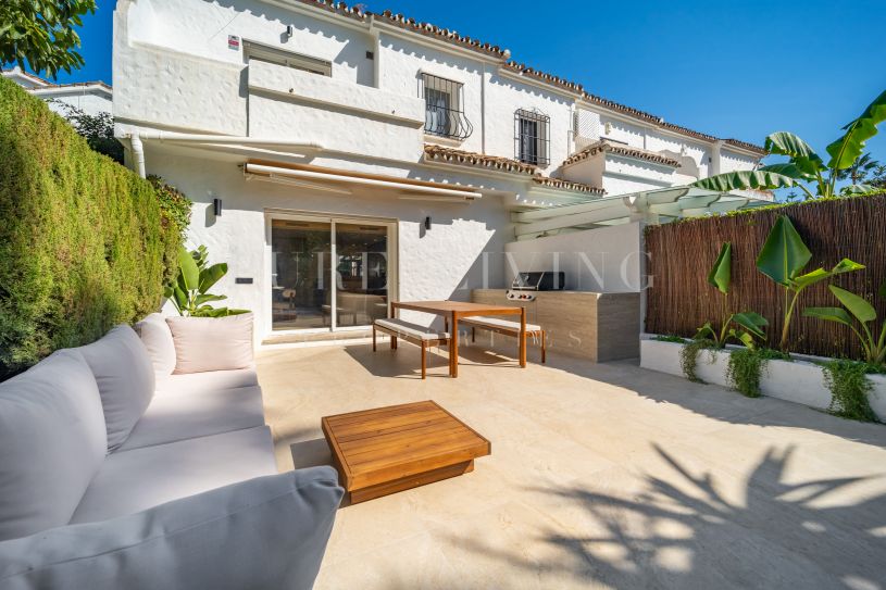 Maison mitoyenne de deux chambres méticuleusement rénovée, avec jacuzzi et vue sur un jardin tropical.