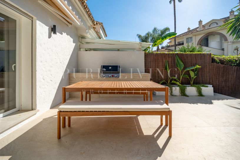 Maison mitoyenne de deux chambres méticuleusement rénovée, avec jacuzzi et vue sur un jardin tropical.