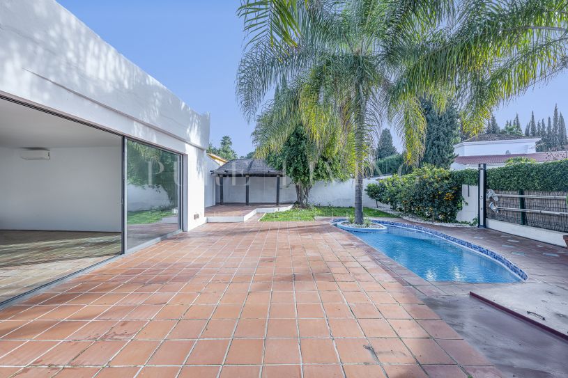 Hoogwaardige villa met 3 slaapkamers op een hoekperceel en privézwembad, gelegen in het exclusieve Nagüeles, Marbella Golden Mile.