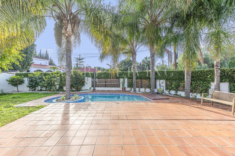 Hoogwaardige villa met 3 slaapkamers op een hoekperceel en privézwembad, gelegen in het exclusieve Nagüeles, Marbella Golden Mile.