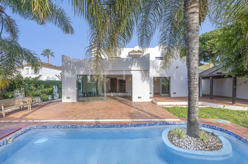 Hoogwaardige villa met 3 slaapkamers op een hoekperceel en privézwembad, gelegen in het exclusieve Nagüeles, Marbella Golden Mile.
