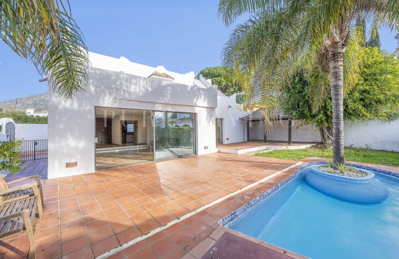 Hoogwaardige villa met 3 slaapkamers op een hoekperceel en privézwembad, gelegen in het exclusieve Nagüeles, Marbella Golden Mile.