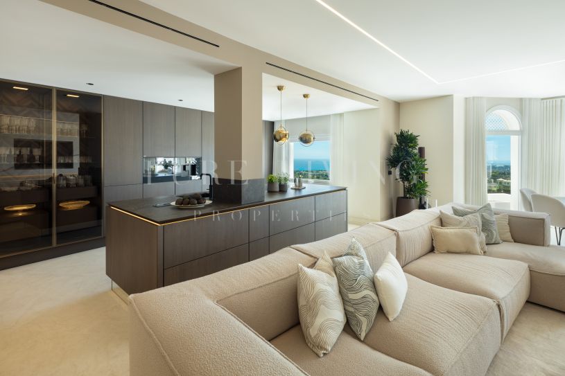 Renovated four bedroom duplex penthouse in Jardines Colgantes, Marbella Hill Club