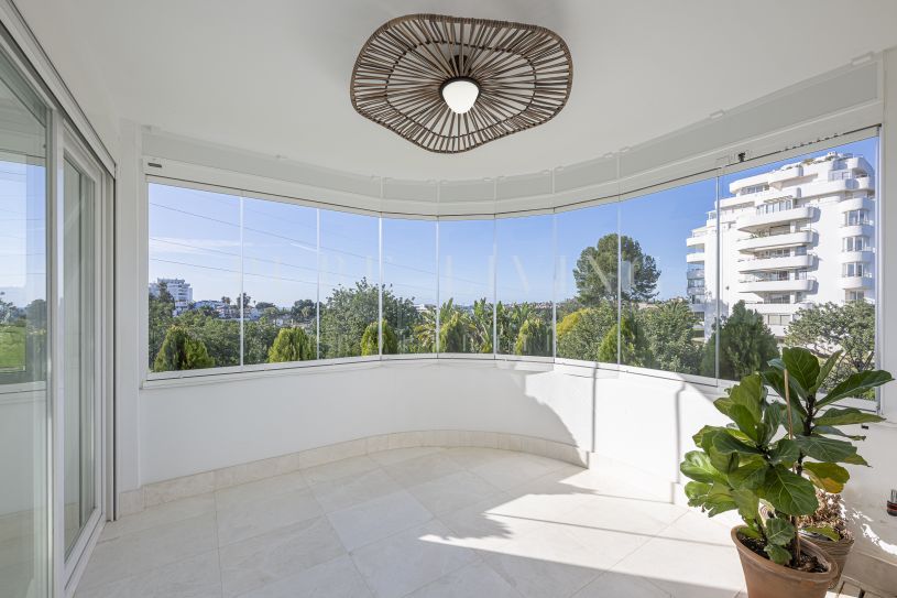 Renovated, first floor two- bedroom apartment in Guadalmina Alta