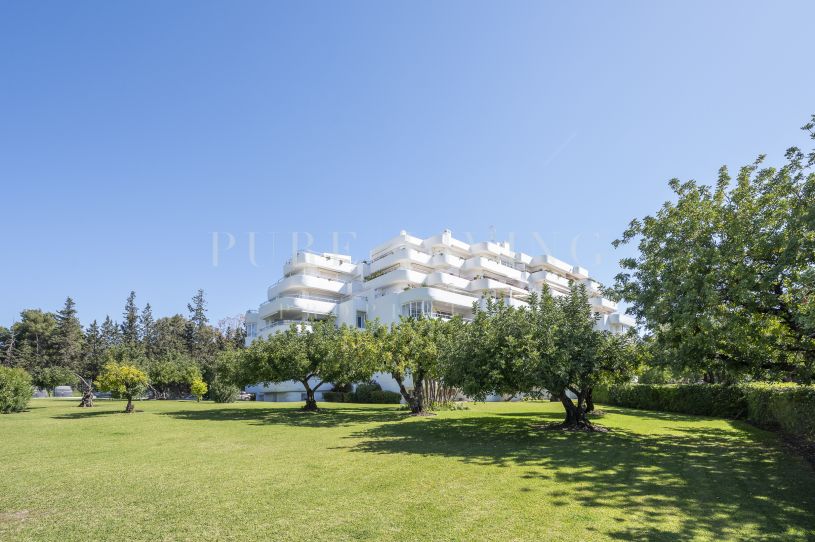 Renovated, first floor two- bedroom apartment in Guadalmina Alta