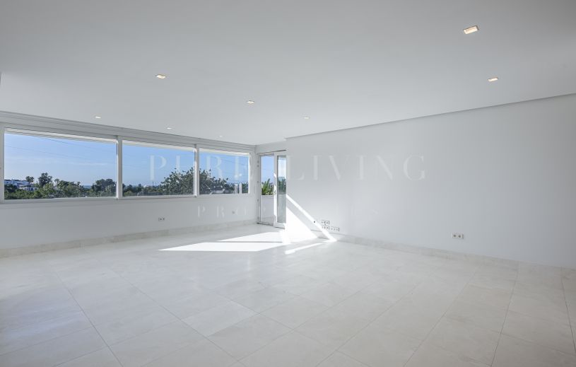 Renovated, first floor two- bedroom apartment in Guadalmina Alta