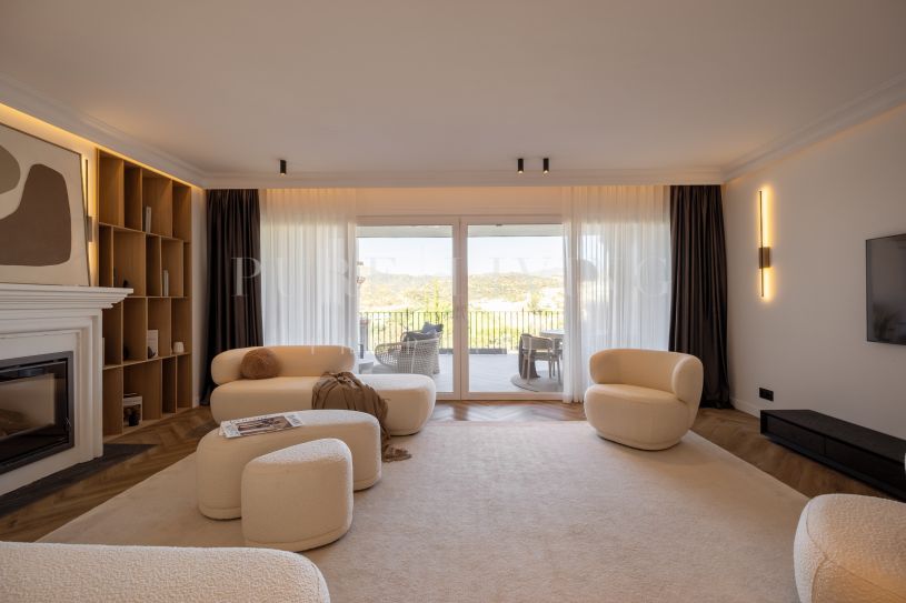 Gorgeous luxury townhouse in Monte Halcones with panoramic mountain views located in Monte Halcones, Benahavís