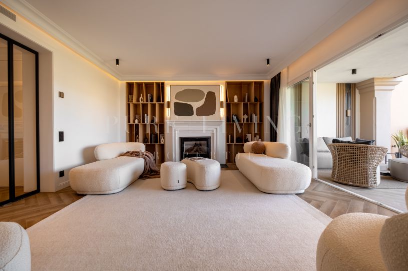 Gorgeous luxury townhouse in Monte Halcones with panoramic mountain views located in Monte Halcones, Benahavís