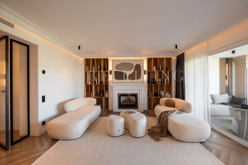 Gorgeous luxury townhouse in Monte Halcones with panoramic mountain views located in Monte Halcones, Benahavís