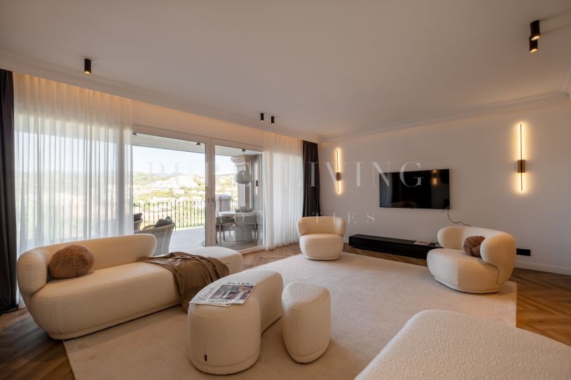 Gorgeous luxury townhouse in Monte Halcones with panoramic mountain views located in Monte Halcones, Benahavís