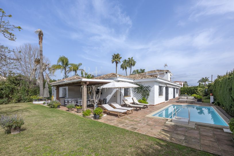 Elegante villa de 5 dormitorios con piscina privada y vistas al mar, a solo unos pasos de la playa en la exclusiva Milla de Oro de Marbella.
