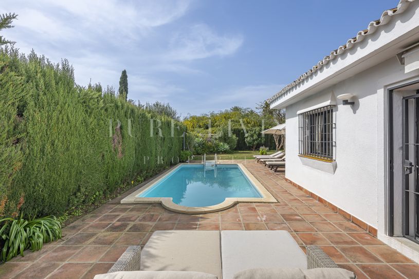 Elegante villa de 5 dormitorios con piscina privada y vistas al mar, a solo unos pasos de la playa en la exclusiva Milla de Oro de Marbella.