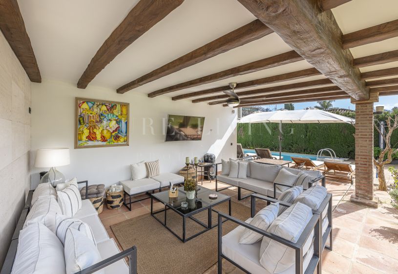 Elegante villa de 5 dormitorios con piscina privada y vistas al mar, a solo unos pasos de la playa en la exclusiva Milla de Oro de Marbella.