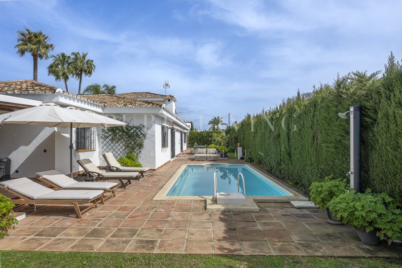 Elegante villa de 5 dormitorios con piscina privada y vistas al mar, a solo unos pasos de la playa en la exclusiva Milla de Oro de Marbella.