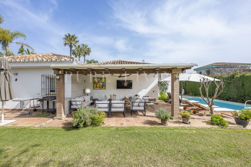 Elegante villa de 5 dormitorios con piscina privada y vistas al mar, a solo unos pasos de la playa en la exclusiva Milla de Oro de Marbella.