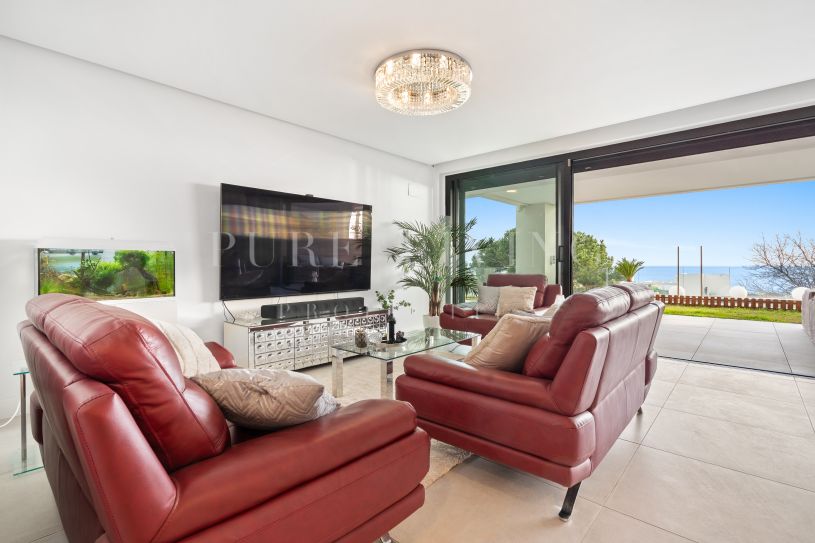 Exclusive frontline golf 3 bedroom apartment with panoramic sea views located in Cabopino, Marbella East