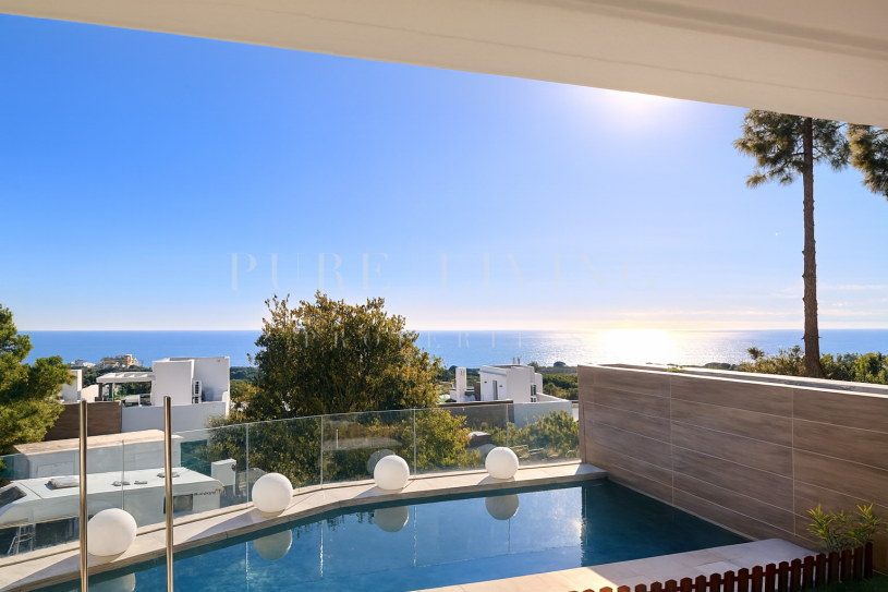 Exclusive frontline golf 3 bedroom apartment with panoramic sea views located in Cabopino, Marbella East