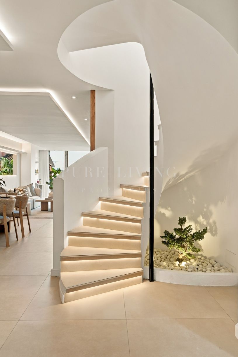 Luxury duplex penthouse with private rooftop terrace and jacuzzi, in prime Nueva Andalucía