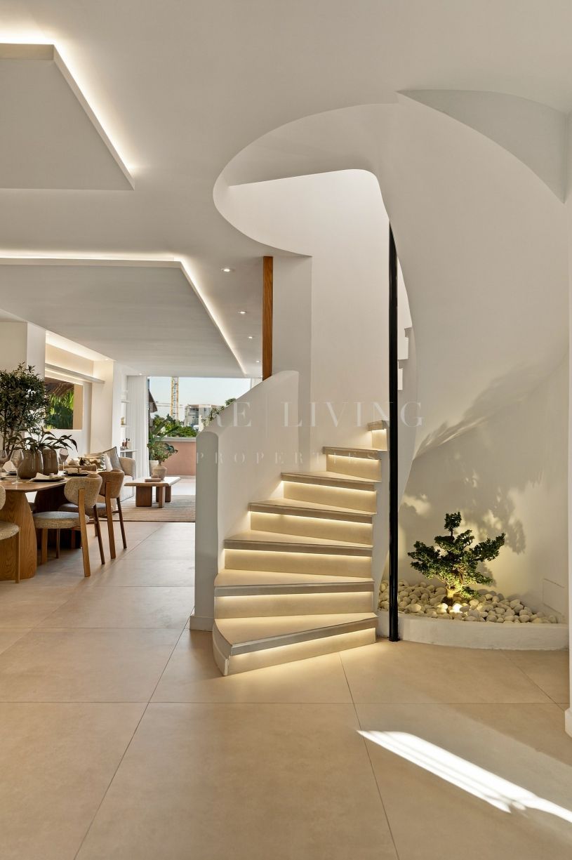 Luxury duplex penthouse with private rooftop terrace and jacuzzi, in prime Nueva Andalucía