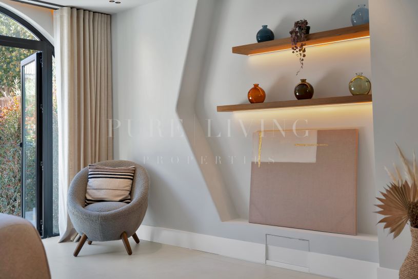 Stylish beachside townhouse in prime location!