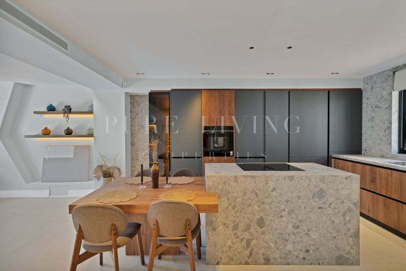 Stylish beachside townhouse in prime location!