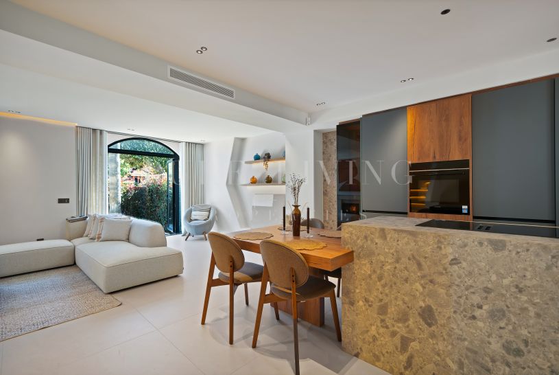 Stylish beachside townhouse in prime location!