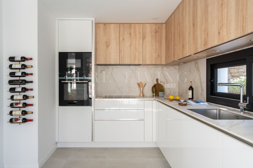 Modern villa with walking distance to amenities.