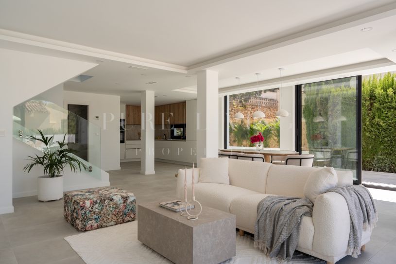 Modern villa with walking distance to amenities.