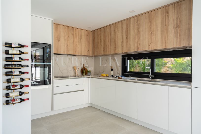 Modern villa with walking distance to amenities.