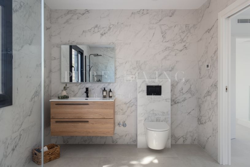 Modern villa with walking distance to amenities.