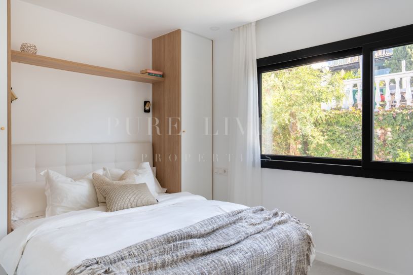 Modern villa with walking distance to amenities.