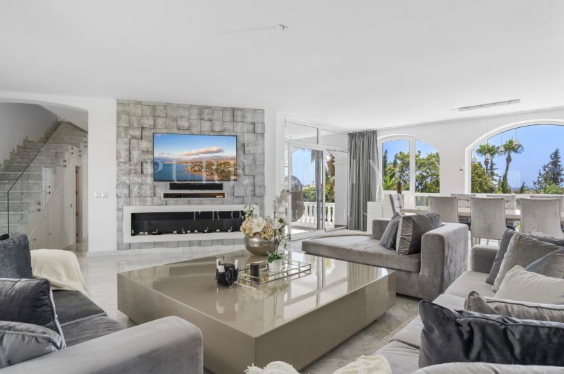 Opportunity in Elviria: 5-Bedroom Villa with Partial Sea Views, Walking Distance to Santa Maria Golf