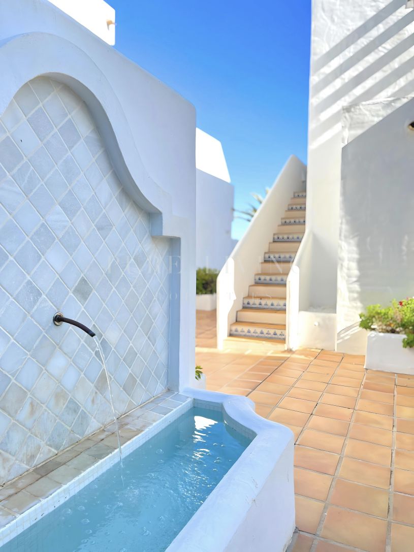 Modern appartement op de begane grond met privé­tuintje in Nueva Andalucía