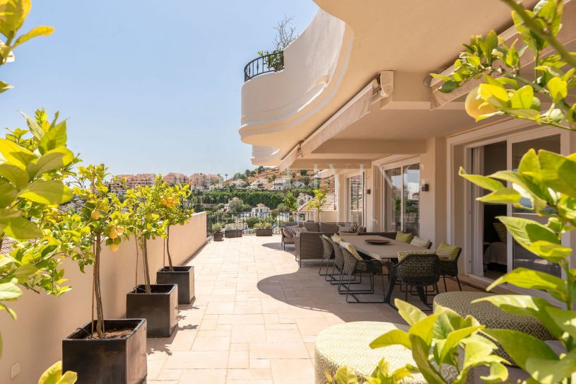 Indrukwekkend duplex appartement te koop in Aloha Hill Club