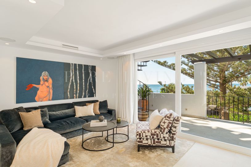 Elegante ático dúplex de tres dormitorios con vistas al mar en San Pedro, junto a la playa