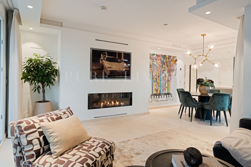 Elegante ático dúplex de tres dormitorios con vistas al mar en San Pedro, junto a la playa