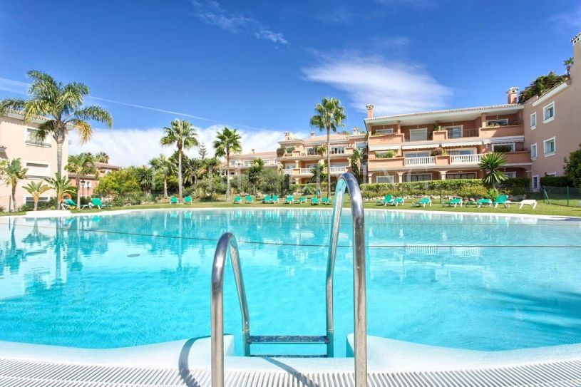 Gerenoveerd appartement met 4 slaapkamers te koop in Park Beach, Estepona
