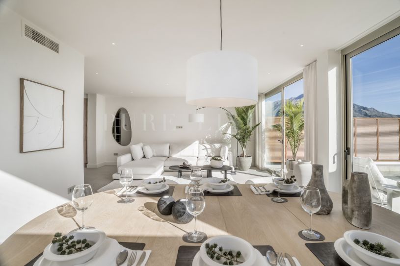 Driekamer Appartement op de Begane Grond met Privézwembad en Panoramisch Uitzicht in Nueva Andalucía