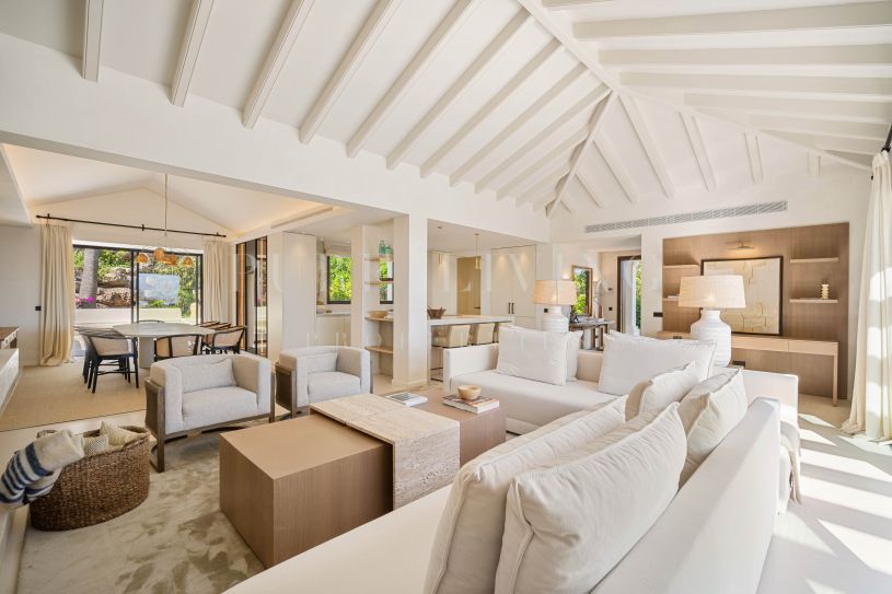 Una villa de una sola planta con cuatro dormitorios cerca del golf Los Naranjos.