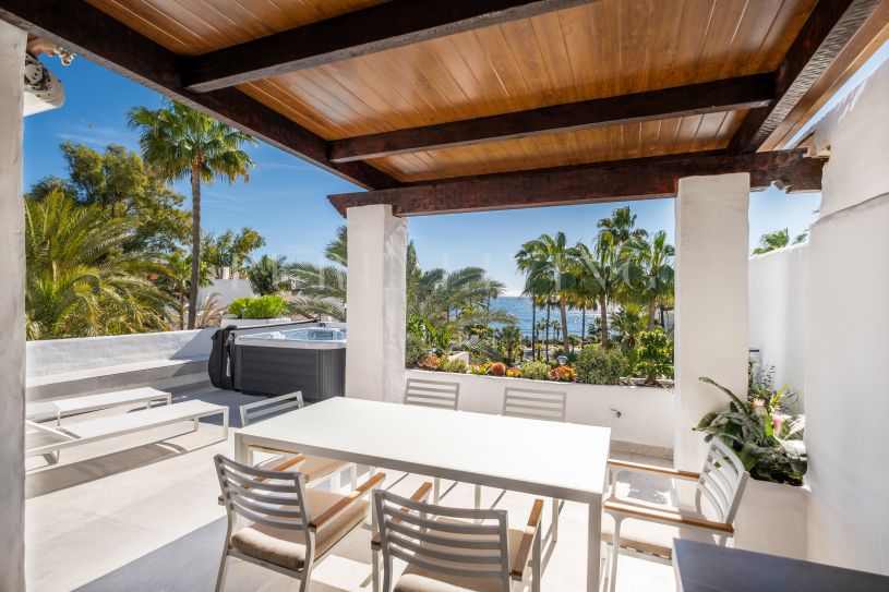Penthouse en Duplex en Première Ligne de Mer avec Vue Panoramique dans Ventura del Mar, Puerto Banus.